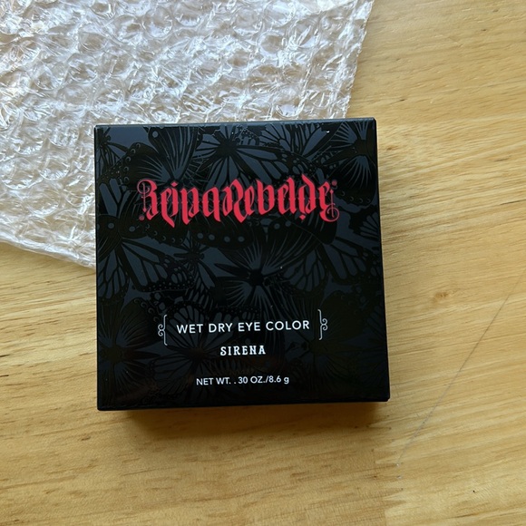 REINA REBELDE
Wet Dry Eye Color Sirena Palette - Picture 6 of 10